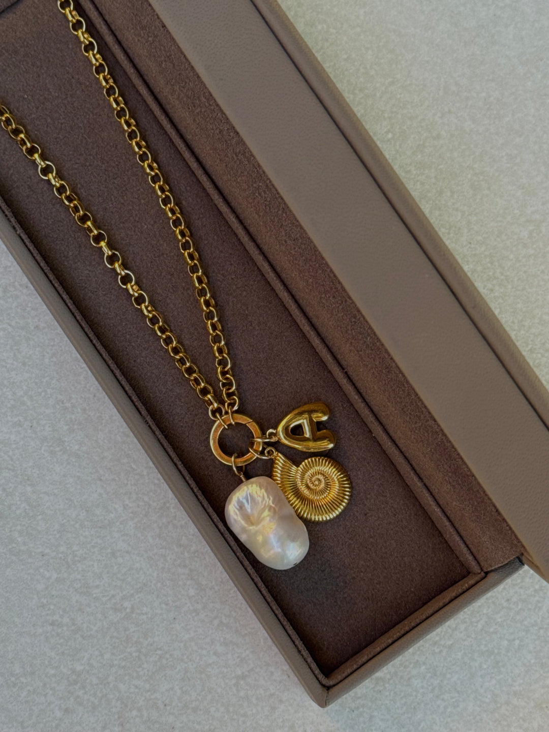 Belcher Charm Necklace with Round Clasp - Gold